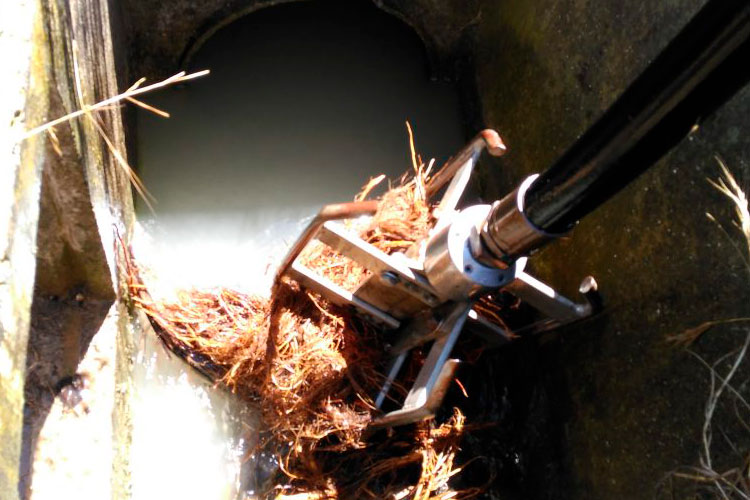 Eliminación de raices en tuberías mediante tobera especial giratoria